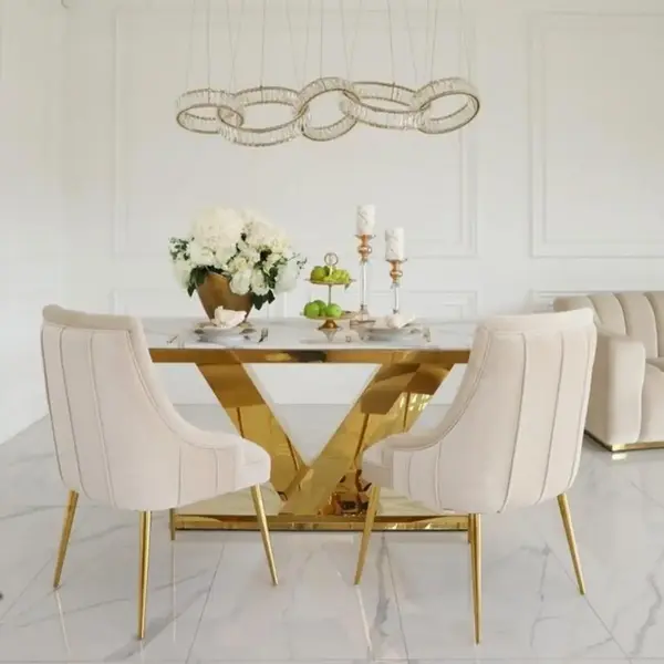 Detal wykończenia luksusowego stołu glamour z białym konglomeratem od Primavera Home.