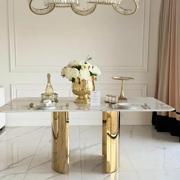 Detal stołu ROKSI, ukazujący marmurowy blat i eleganckie nogi. Meble od Primavera Home.