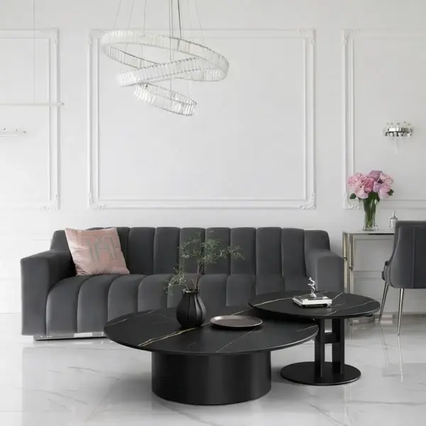 Widok bokowy stolika kawowego TWEEN GOLD. Stylowy mebel od Primavera Home.
