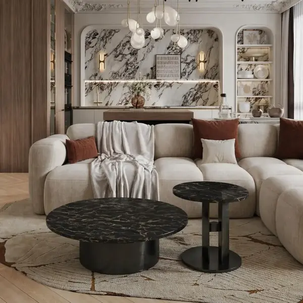 Stolik kawowy TWEEN GOLD ustawiony pod obrazem w designerskiej przestrzeni. Primavera Home.