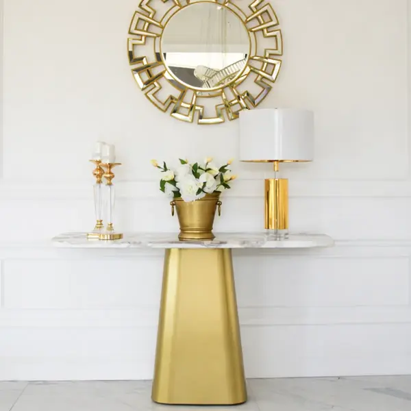 Bokowy widok na elegancką konsolę Belissima. Styl od Primavera Home.