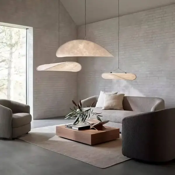 Podświetlenie żyrandola CLOUD w nowoczesnej jadalni. Projekt od Primavera Home.
