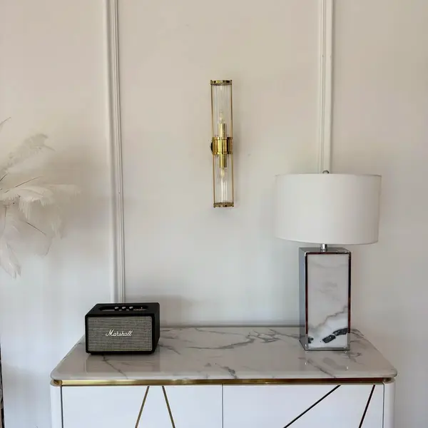 Detal kryształowego kinkietu ROLAND, zaprezentowanego w aranżacji wnętrza w stylu glamour od Primavera Home.