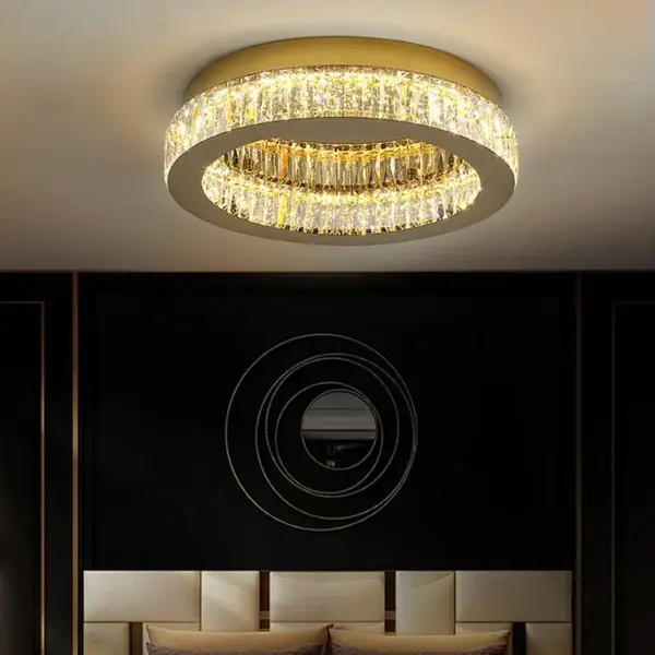 Detal wykończenia plafonu kryształowego CRYSTAL, produkcji Primavera Home, z wysokim połyskiem.