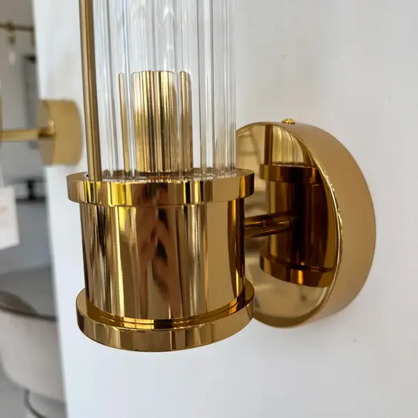 Designerska lampa ścienna ROLAND w aranżacji nowoczesnego salonu. Inspiracja od Primavera Home.