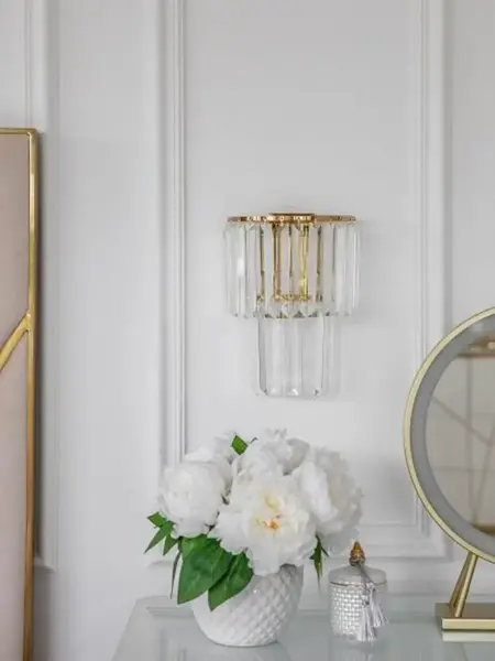 Kryształowy kinkiet glamour nowoczesny lampa ścienna złoty GLAMOUR XS w eleganckiej aranżacji salonu. Meble na zamówienie od PRIMAVERA HOME.