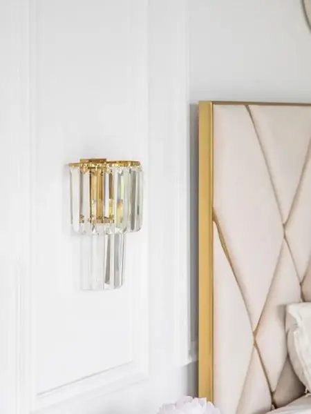 Detal wykończenia kryształowego kinkietu glamour nowoczesnego lampy ściennej złoty GLAMOUR XS. Expozycja od PRIMAVERA HOME.