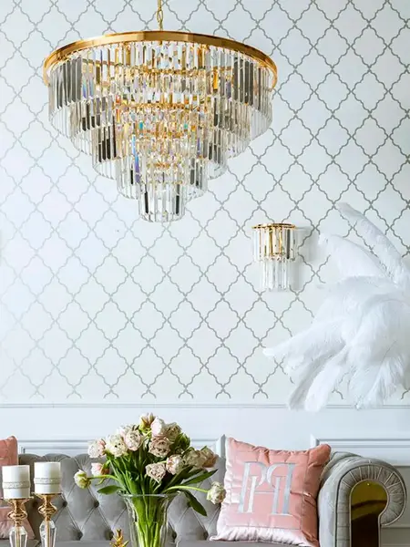 Kryształowy kinkiet glamour w jasnym wnętrzu, lampa ścienna złoty GLAMOUR XS. Meble na zamówienie od PRIMAVERA HOME.