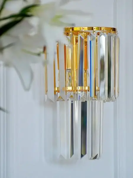 Zbliżenie na kryształowy kinkiet glamour nowoczesny lampa ścienna złoty GLAMOUR XS. Detal wykonania od PRIMAVERA HOME.