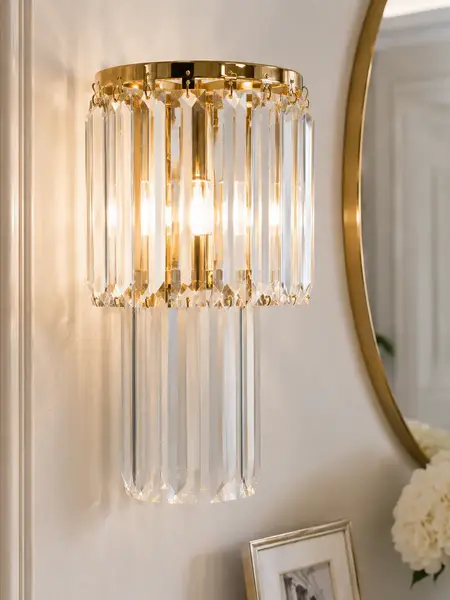 Kryształowy kinkiet glamour nowoczesny lampa ścienna złoty GLAMOUR XS w zabudowie skarni. Aranżacja nowoczesnego wnętrza od PRIMAVERA HOME.
