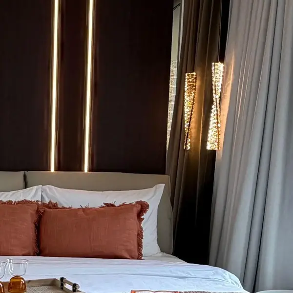 Ekspozycja nowoczesnego żyrandola kryształowego Crystal XS w stylowym wnętrzu. Primavera Home w Warszawie.