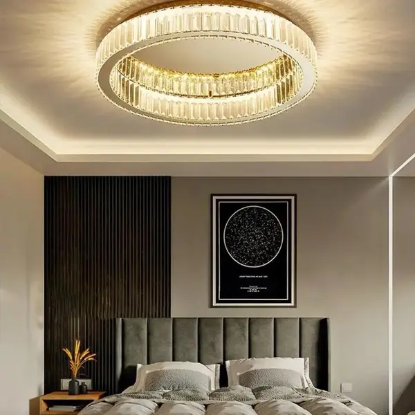 Złoty plafon kryształowy Eclipse w eleganckiej sypialni. Projekt od Primavera Home w Warszawie.