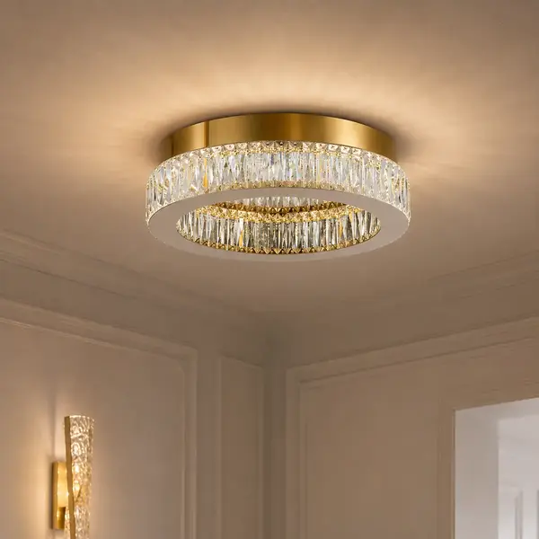 Kryształowy plafon CRYSTAL w showroomie Primavera Home, podkreślający elegancki styl.