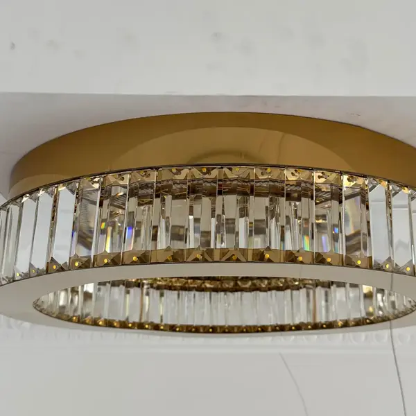 Stylowe połączenie światła i designu w złotym plafonie Eclipse. Primavera Home.