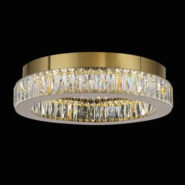 Zbliżenie na złoty plafon CRYSTAL, od Primavera Home, z oświetleniem LED.
