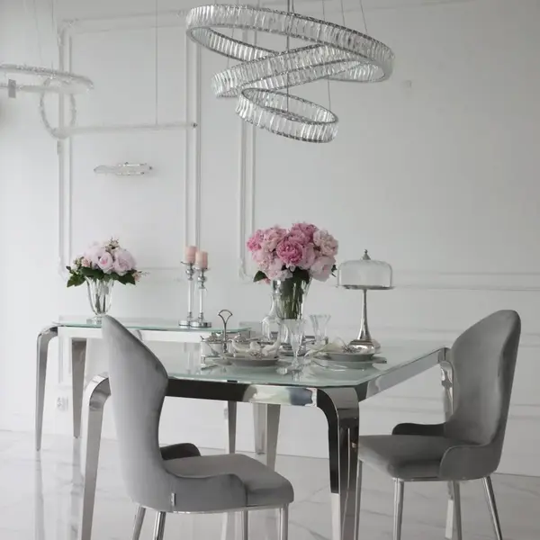 Designerski stół glamour ze szklanym blatem w komplecie z eleganckimi krzesłami, tworzącymi spójną aranżację. Meble na zamówienie od Primavera Home.