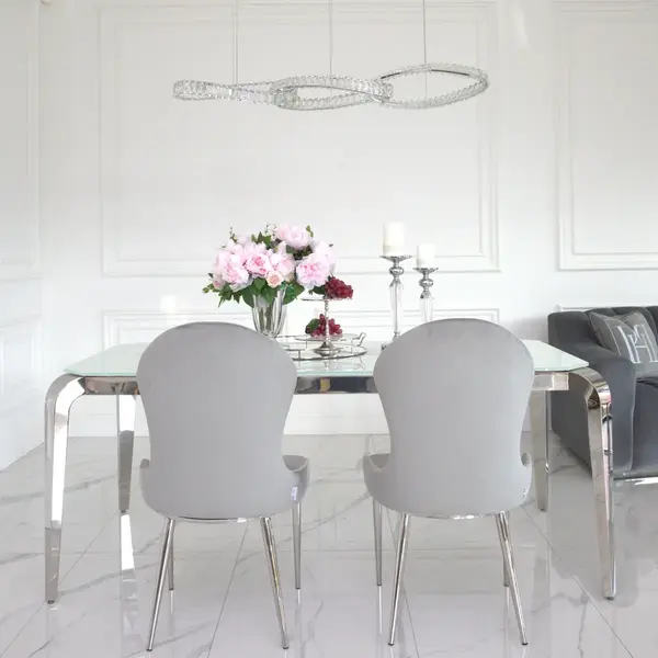 Designerski stół glamour ze szklanym blatem w aranżacji nowoczesnego wnętrza. Meble na zamówienie od Primavera Home.