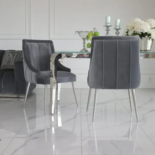 Designerski stół glamour ze szklanym blatem w jasnym wnętrzu, dodający lekkości i elegancji. Meble na zamówienie od Primavera Home.