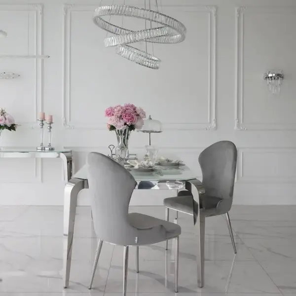 Widok z boku designerskiego stołu glamour ze szklanym blatem, idealnego do przestronnych wnętrz. Meble na zamówienie od Primavera Home.