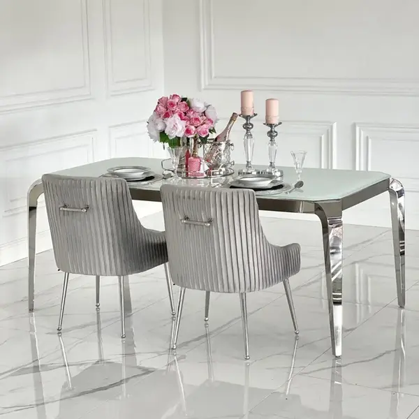 Designerski stół glamour ze szklanym blatem i blatem hartowanym, podkreślający elegancję wnętrza. Meble na zamówienie od Primavera Home.
