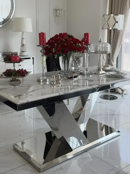 Stół LV COLLECTION Srebrny w aranżacji z krzesłami. Stylowe połączenie. Meble na zamówienie od Primavera Home.