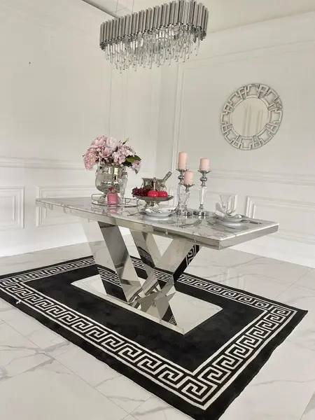 Ekspozycja stołu LV COLLECTION Srebrny w showroomie. Nowoczesne meble od Primavera Home.