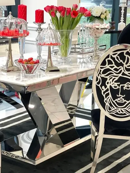 Stół LV COLLECTION Srebrny w widoku z przodu. Ekspozycja w salonie. Meble na zamówienie od Primavera Home.