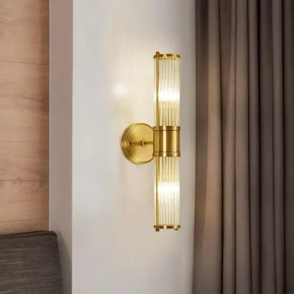 Stylowa lampa ścienna ROLAND w aranżacji nowoczesnego wnętrza. Projekt od Primavera Home.