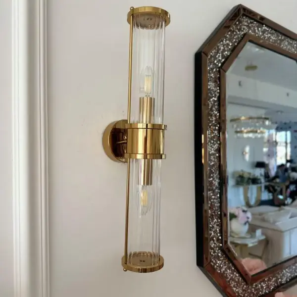 Zbliżenie na kryształowe detale kinkietu ROLAND. Designerska lampa od Primavera Home.