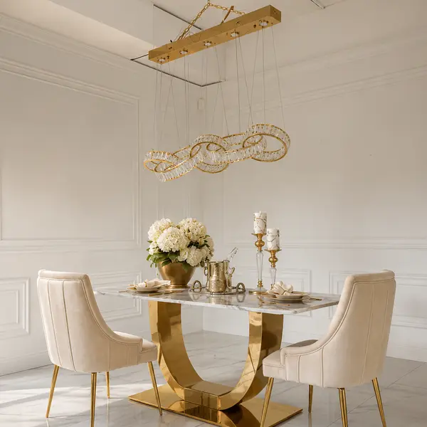 Aranżacja żyrandola CRYSTAL 5 Złoty w eleganckim salonie. Projekt od Primavera Home w Warszawie.
