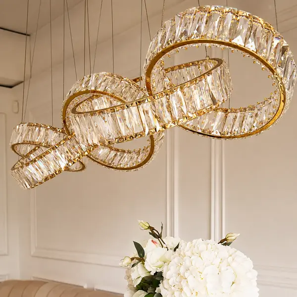 Zdjęcie żyrandola CRYSTAL 5 Złoty z unikalnej perspektywy. Tworzone przez Primavera Home.