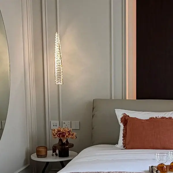 Detal wykończenia złotego żyrandola kryształowego Crystal XS. Wysoka jakość materiałów od Primavera Home.