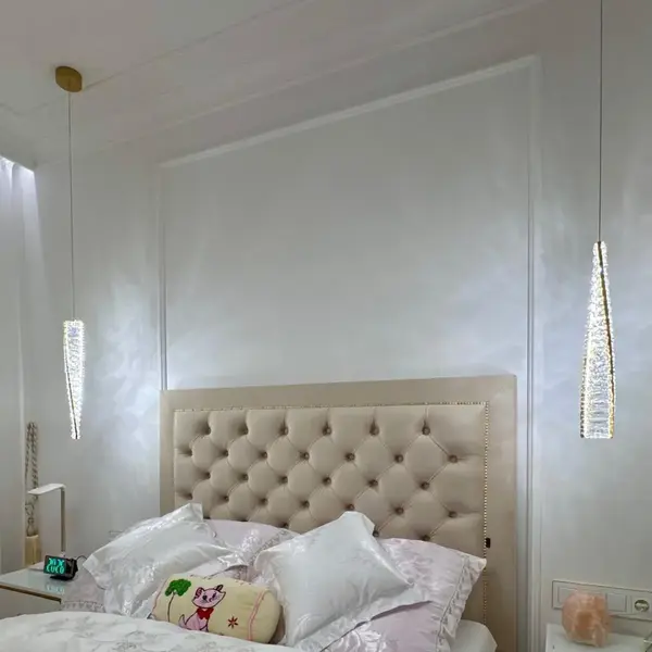 Złoty żyrandol kryształowy Crystal XS w nowoczesnym wnętrzu. Projekt od Primavera Home.