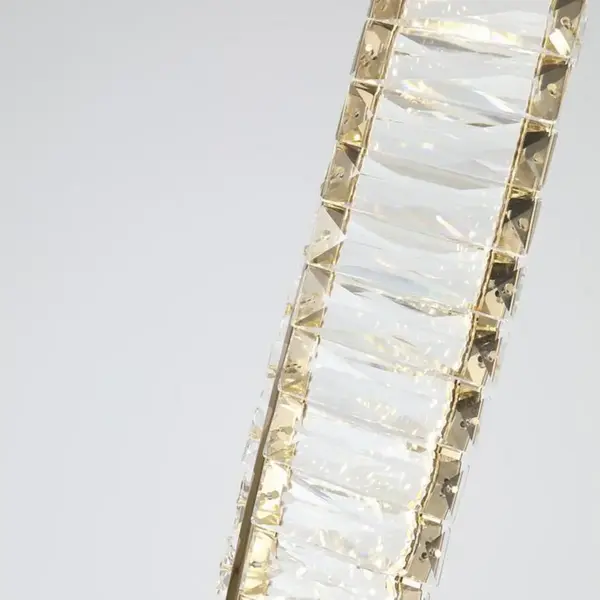Złoty żyrandol kryształowy Crystal XS z wysokiej jakości stali nierdzewnej. Detal od Primavera Home.
