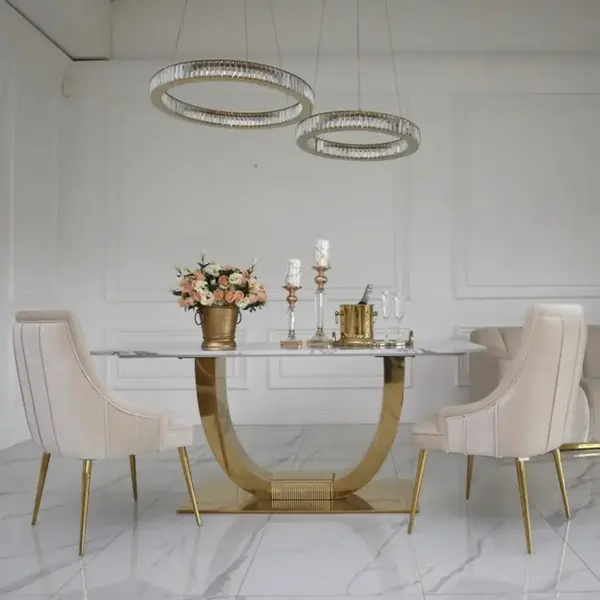 Luksusowa ekspozycja żyrandola Ring Złoty Eclipse w salonie. Projekt Primavera Home.