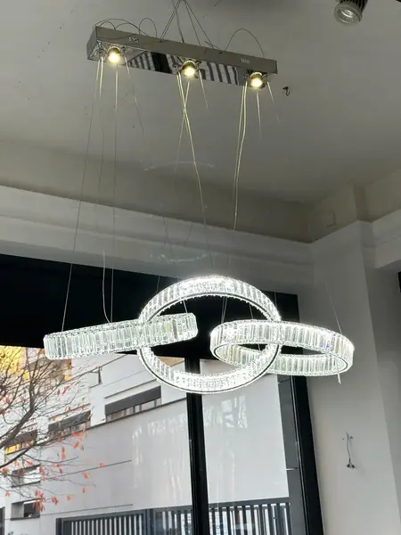 Żyrandol Kryształowy nowoczesny Eclipse Max w inspirującej aranżacji. Ekspozycja w salonie od PRIMAVERA HOME.