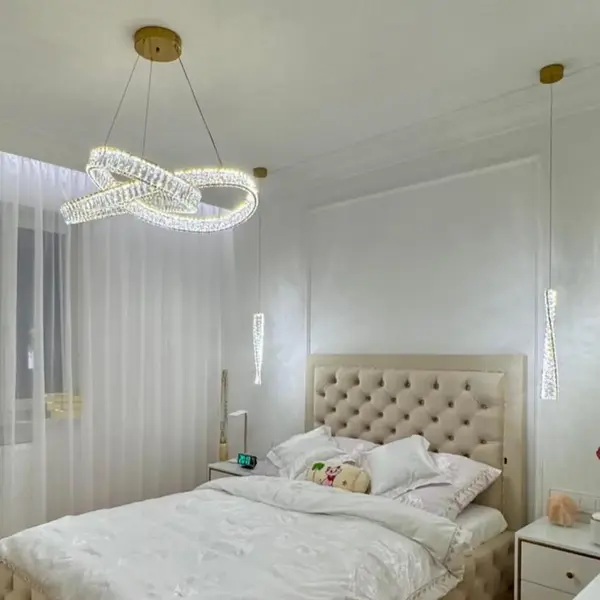 Szczegóły uchwytu ze stali nierdzewnej w złotym żyrandolu kryształowym Crystal XS. Primavera Home.