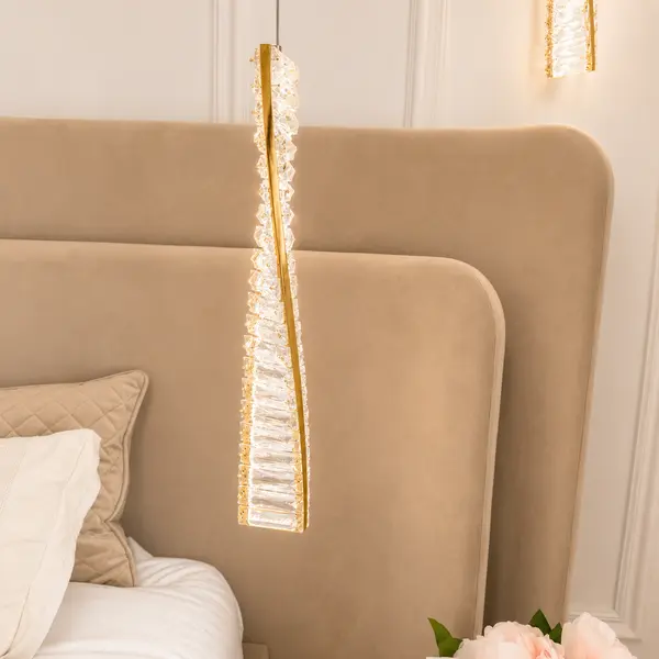 Możliwość zmiany barwy światła w złotym żyrandolu kryształowym Crystal XS. Primavera Home.