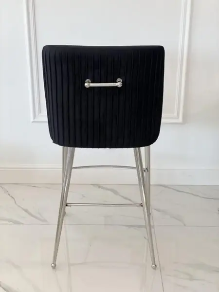 Hoker glamour Paloma w ekspozycji w salonie. Meble na zamówienie od Primavera Home.