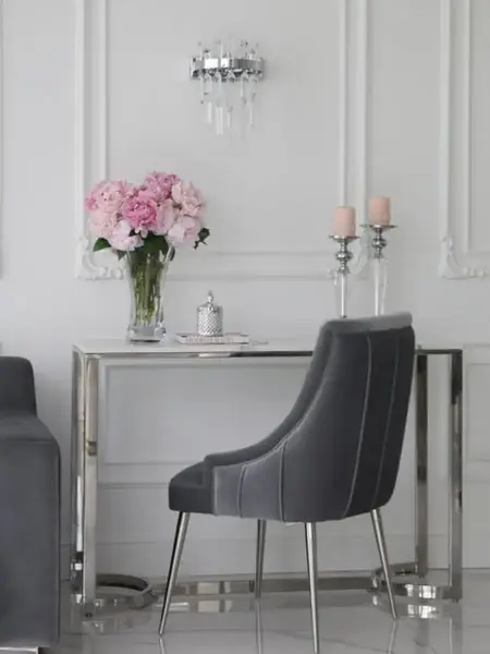 Kinkiet kryształowy srebrny Bulgari w aranżacji eleganckiego salonu. Meble na zamówienie od Primavera Home.