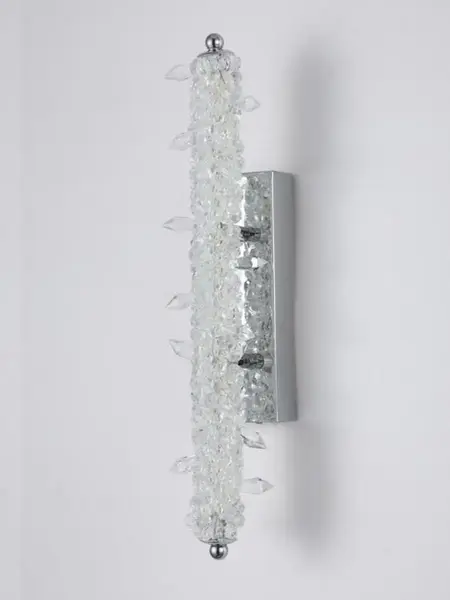 Ekspozycja kinkietu Kryształowego Srebrnego ICE w showroomie. Światło w stylu glamour od Primavera Home.