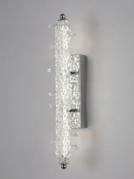 Ekspozycja kinkietu Kryształowego Srebrnego ICE w sypialni, dodającego elegancji. Meble na zamówienie od Primavera Home.