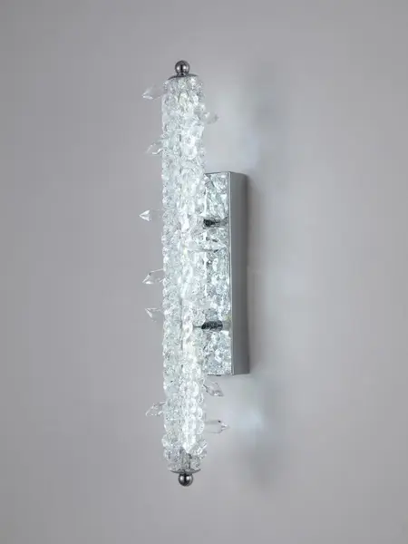 Widok z góry na kinkiet Kryształowy Srebrny ICE w minimalistycznym wnętrzu. Meble na zamówienie od Primavera Home.