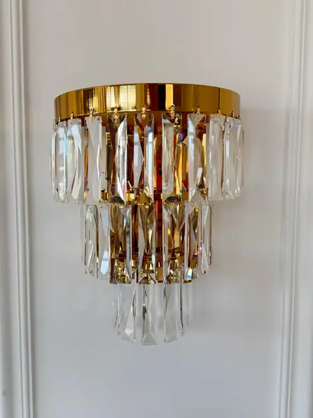 Kinkiet Kryształowy Złoty Diamond 3 w aranżacji nowoczesnego wnętrza, dodający stylu. Meble na zamówienie od Primavera Home.