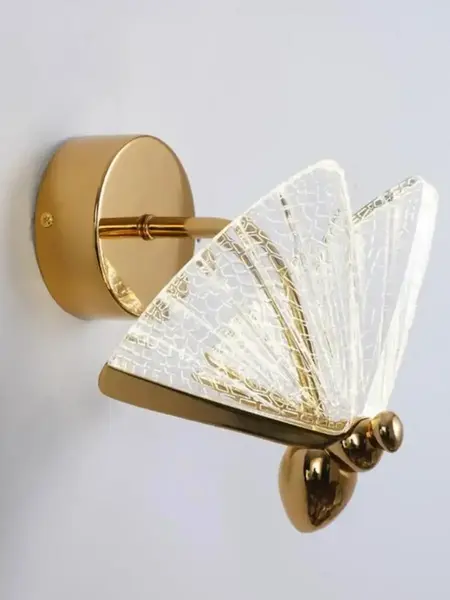 Kinkiet Motyl Złoty w stylizacji glamour. Ekspozycja w salonie od Primavera Home.