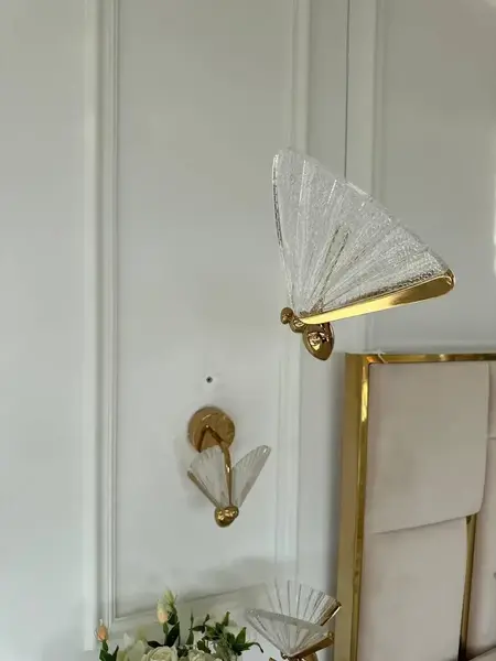 Kinkiet Motyl Złoty w zestawieniu z innymi lampami. Detal wykończenia od Primavera Home.