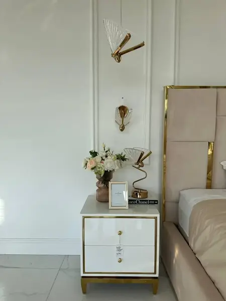 Kinkiet Motyl Złoty w salonie. Meble na zamówienie od Primavera Home.