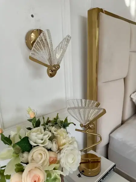 Kinkiet Motyl Złoty w ustawieniach przybiurkowych. Aranżacja nowoczesnego wnętrza od Primavera Home.
