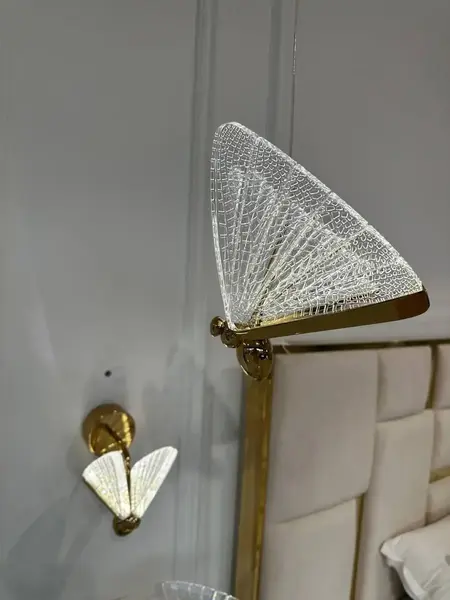 Kinkiet Motyl Złoty w nocnym oświetleniu. Detal wykończenia od Primavera Home.