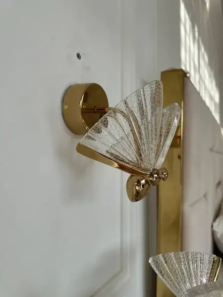 Detaliczny widok kinkietu Motyl Złoty. Aranżacja nowoczesnego wnętrza od Primavera Home.